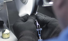 專注品質三十余年之久，手表加工生產穩達時一直很認真